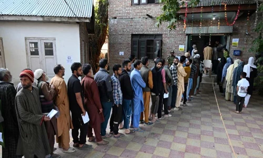 কড়া নিরাপত্তায় জম্মু-কাশ্মীরের দ্বিতীয় দফার ভোট চলছে