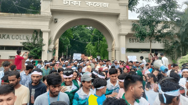 'ঢাকা সেন্ট্রাল ইউনিভার্সিটি’ অধ্যাদেশ প্রকাশের দাবিতে ৭ কলেজ শিক্ষার্থীদের বিক্ষোভ