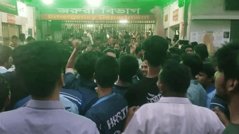 ঢাবি শিক্ষার্থী ও চিকিৎসকদের হাতাহাতি, ঢামেক জরুরি বিভাগে সেবা বন্ধ