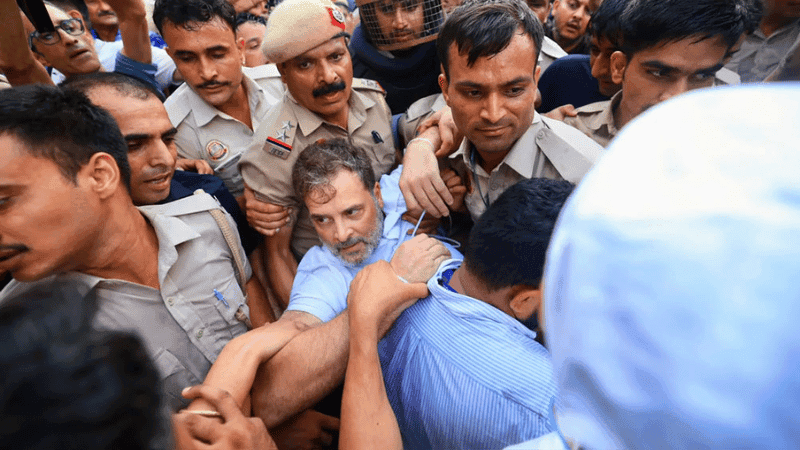 বিক্ষোভ থেকে রাহুল-প্রিয়াঙ্কা-অখিলেশকে গাড়িতে তুলল পুলিশ