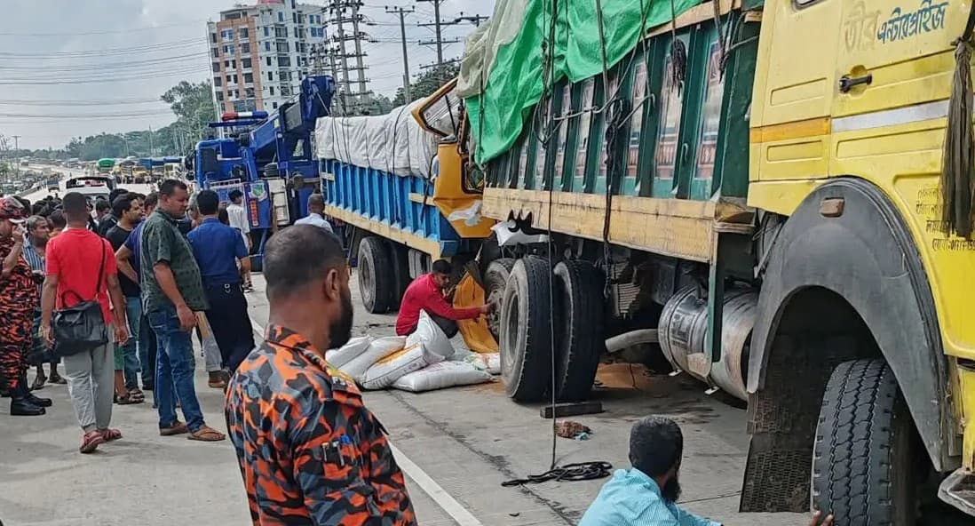 বগুড়ায় বিকল ট্রাকে দ্রুতগতির আরেক ট্রাকের ধাক্কা, প্রাণ গেল তিনজনের