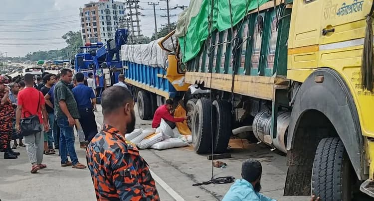 বগুড়ায় বিকল ট্রাকে দ্রুতগতির আরেক ট্রাকের ধাক্কা, প্রাণ গেল তিনজনের