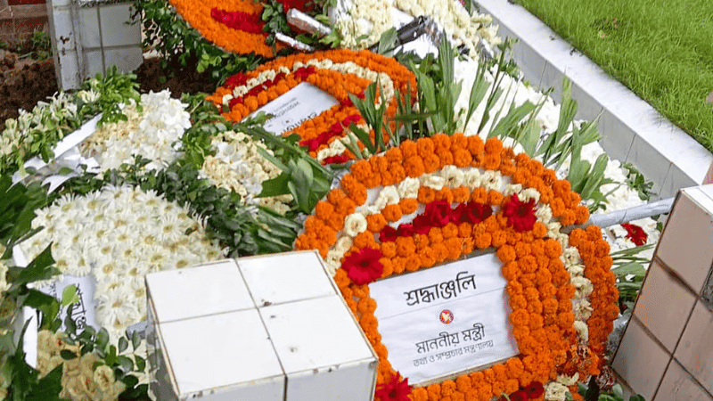 বনানীতে চিরনিদ্রায় শায়িত মুস্তাফা মনোয়ার