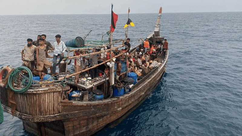 গভীর সাগরে ট্রলারসহ ৬৫ ‘মালয়েশিয়াগামী যাত্রী’ উদ্ধার, ১১ মানবপাচারকারী আটক