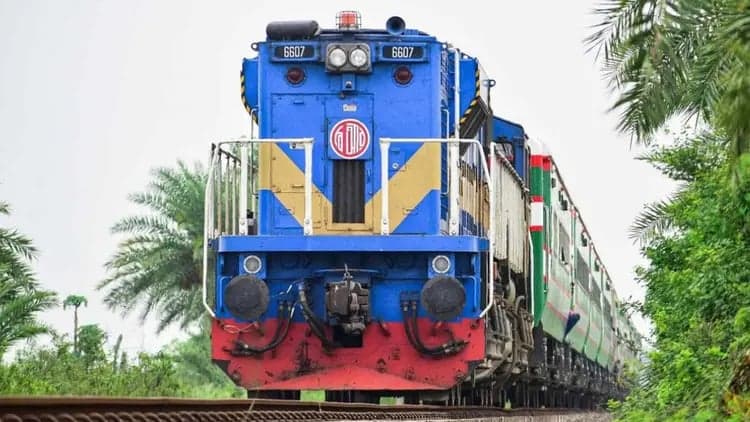 উপবন এক্সপ্রেসে আগুন, সিলেটের সঙ্গে সারাদেশের রেল যোগাযোগ বন্ধ