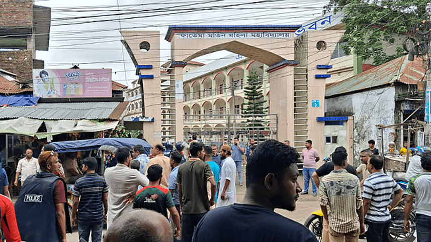 ভোলায় নকলের সুযোগ না দেওয়ায় এইচএসসি পরীক্ষা কেন্দ্রে ভাঙচুর