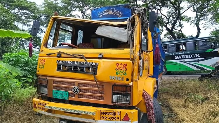 মাদারীপুরে বাঁশবোঝাই ট্রাক উল্টে প্রাণ গেল চালকের