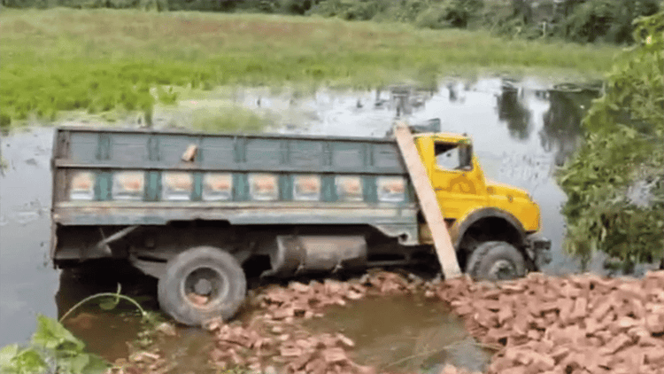 ব্রাহ্মণবাড়িয়ায় ইটবোঝাই ট্রাক খাদে পড়ে ২ শ্রমিক নিহত