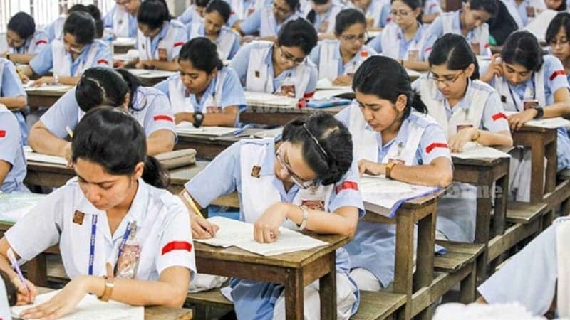 ২ মাস পিছিয়ে যাচ্ছে এসএসসি ও এইচএসসি পরীক্ষা