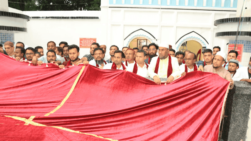 শাহজালাল মাজারে প্রধানমন্ত্রীর পক্ষে গিলাফ ছড়ালেন সিসিক প্রশাসক