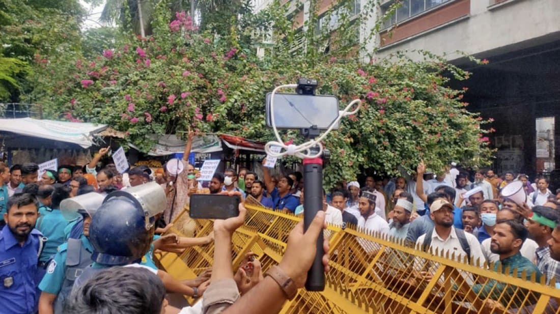 শিক্ষকদের সচিবালয়মুখী পদযাত্রায় পুলিশের বাধা