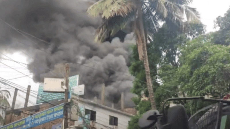 চট্টগ্রামে টায়ার কারখানায় আগুন