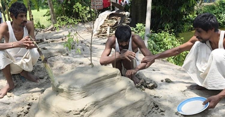 ক্ষুধার জ্বালায় মায়ের সমাধিতে গিয়ে খাবারের প্লেট হাতে বসে থাকেন তিন ভাই!
