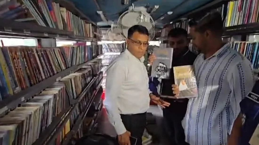 বঙ্গবন্ধু ও হাসিনার বই থাকায় বিশ্বসাহিত্য কেন্দ্রের ভ্রাম্যমাণ লাইব্রেরি আটক করল ছাত্রদল