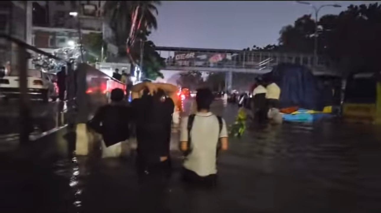 টানা বৃষ্টি ও যানজটে নাকাল ঢাকাবাসী