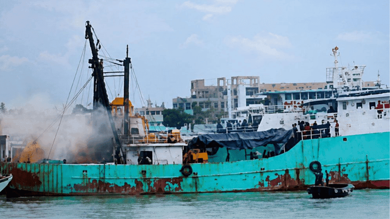 কর্ণফুলীতে নৌযানে বিস্ফোরণ: ঢাকায় নেওয়ার পথে দুই নাবিকের মৃত্যু