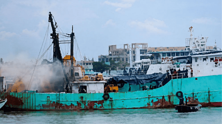 কর্ণফুলীতে নৌযানে বিস্ফোরণ: ঢাকায় নেওয়ার পথে দুই নাবিকের মৃত্যু