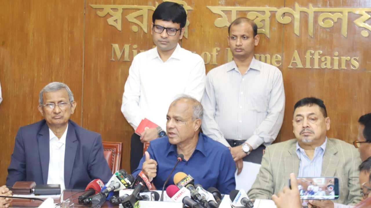 নির্বাচনের আগে আইনশৃঙ্খলা পরিস্থিতি অবনতির শঙ্কা নেই: স্বরাষ্ট্র উপদেষ্টা