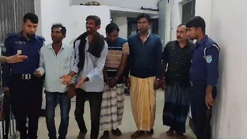 আশুলিয়ায় অস্ত্রসহ ৫ ডাকাত গ্রেপ্তার