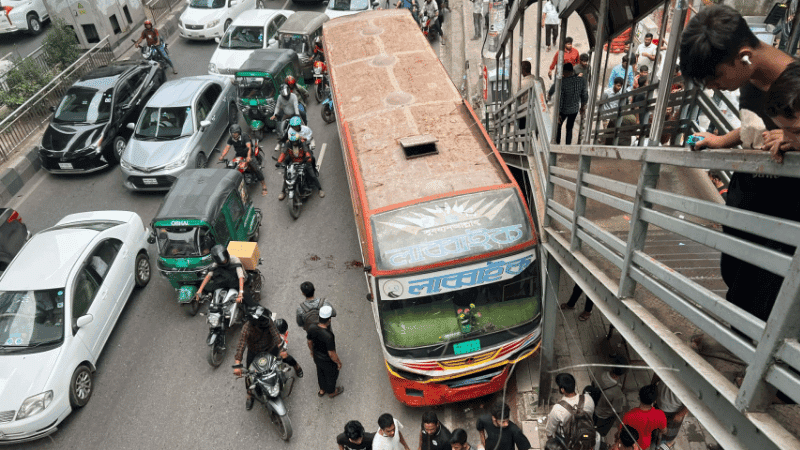 কারওয়ানবাজারে বাসচাপায় অটোরিকশাচালক নিহত, আহত ৩