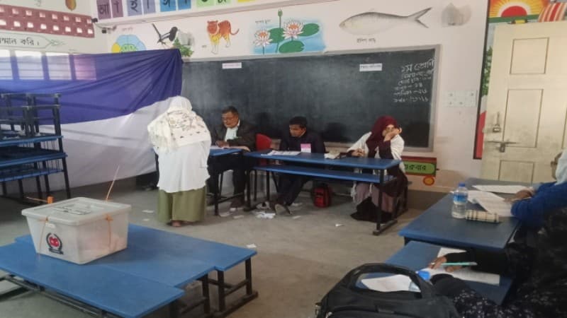 বগুড়ায় কেন্দ্রে ভিড় নারীদের, যাচ্ছেন না আওয়ামী লীগ সমর্থকরা