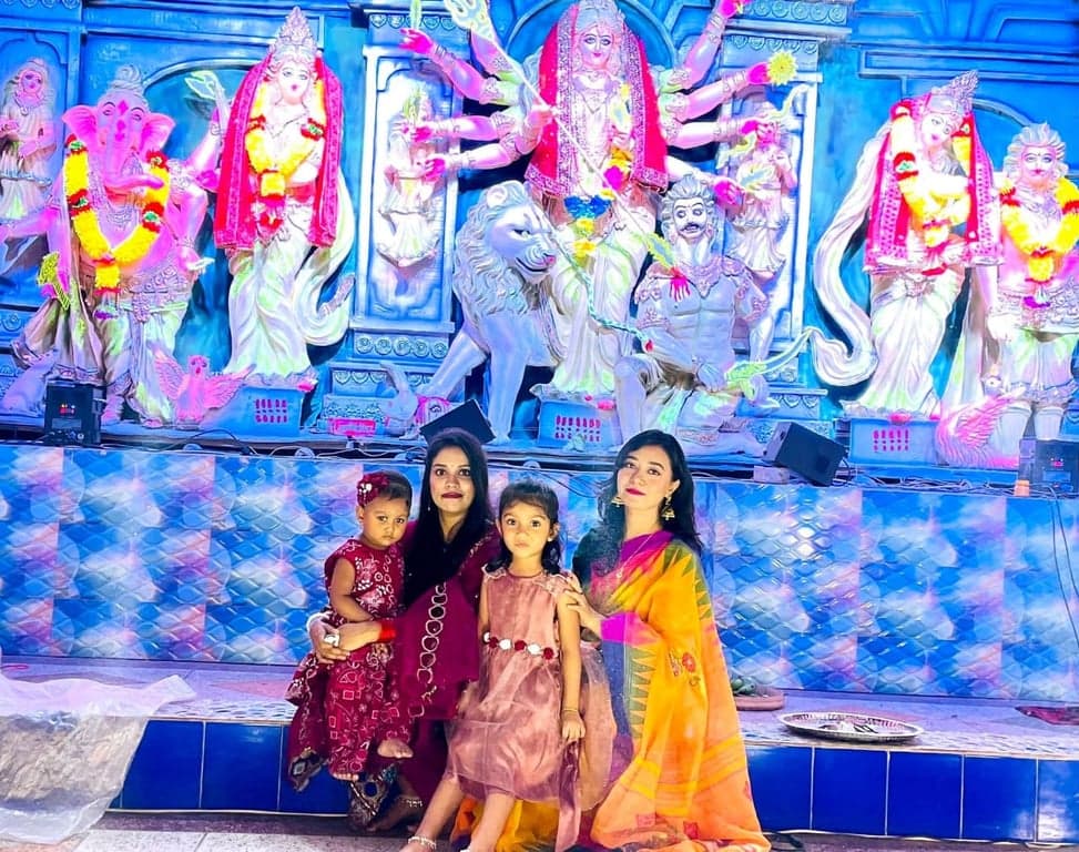 পূজার আমেজে উৎসবে মেতেছে বগুড়া