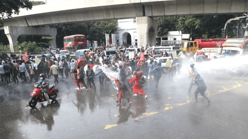 শিক্ষাভবন ঘেরাও করতে আসা ৩৫ প্রত্যাশীদের ওপর পুলিশের লাঠিচার্জ 