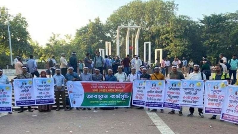 ৩ দফা দাবিতে প্রাথমিক শিক্ষকদের লাগাতার কর্মবিরতি শুরু, ৬৫ হাজার স্কুলে বন্ধ পাঠদান 