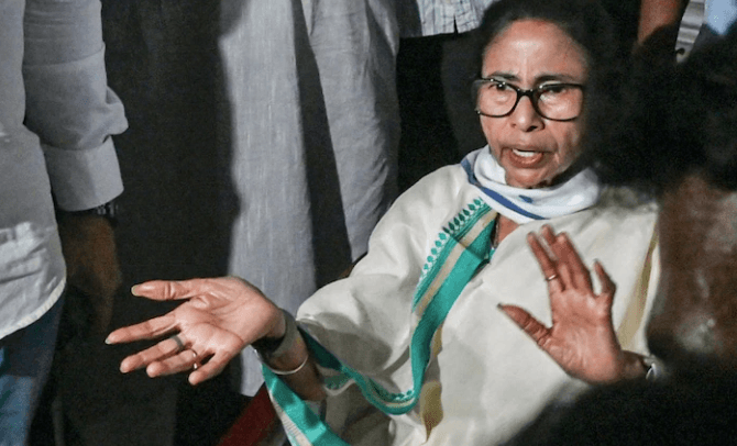 মমতা পদত্যাগ করতে অস্বীকৃতি জানানোয় ভেঙে দেয়া হলো পশ্চিমবঙ্গ বিধানসভা