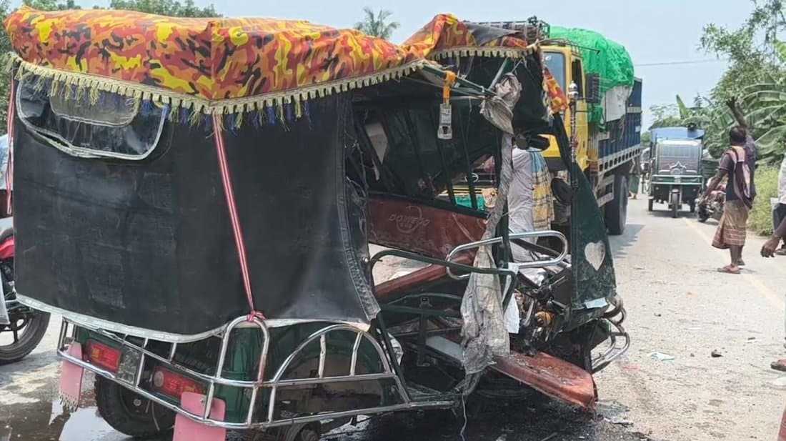 মেহেরপুরে ট্রাক-ইজিবাইক সংঘর্ষে বাবা-মেয়েসহ নিহত ৩