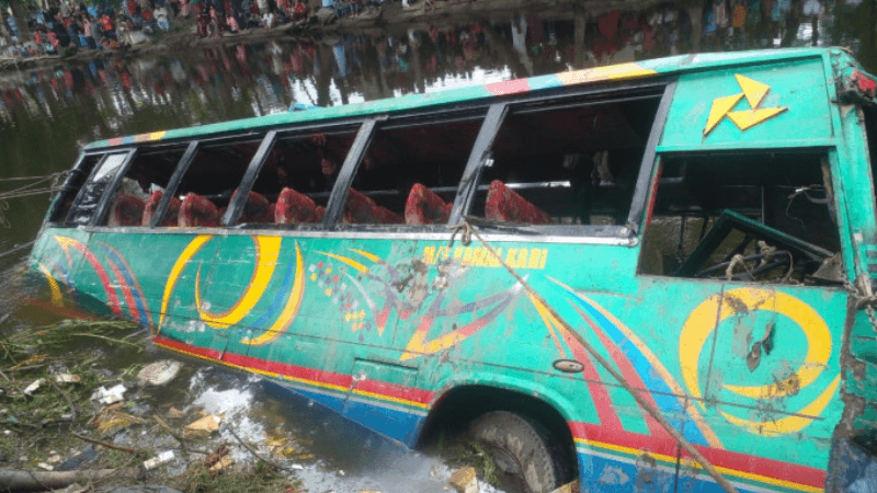লক্ষ্মীপুরে যাত্রীবাহী বাস খালে পড়ে নিহত ৫