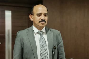 বিএসইসির কমিশনার এটিএম তারিকুজ্জামানকে অব‌্যাহতি