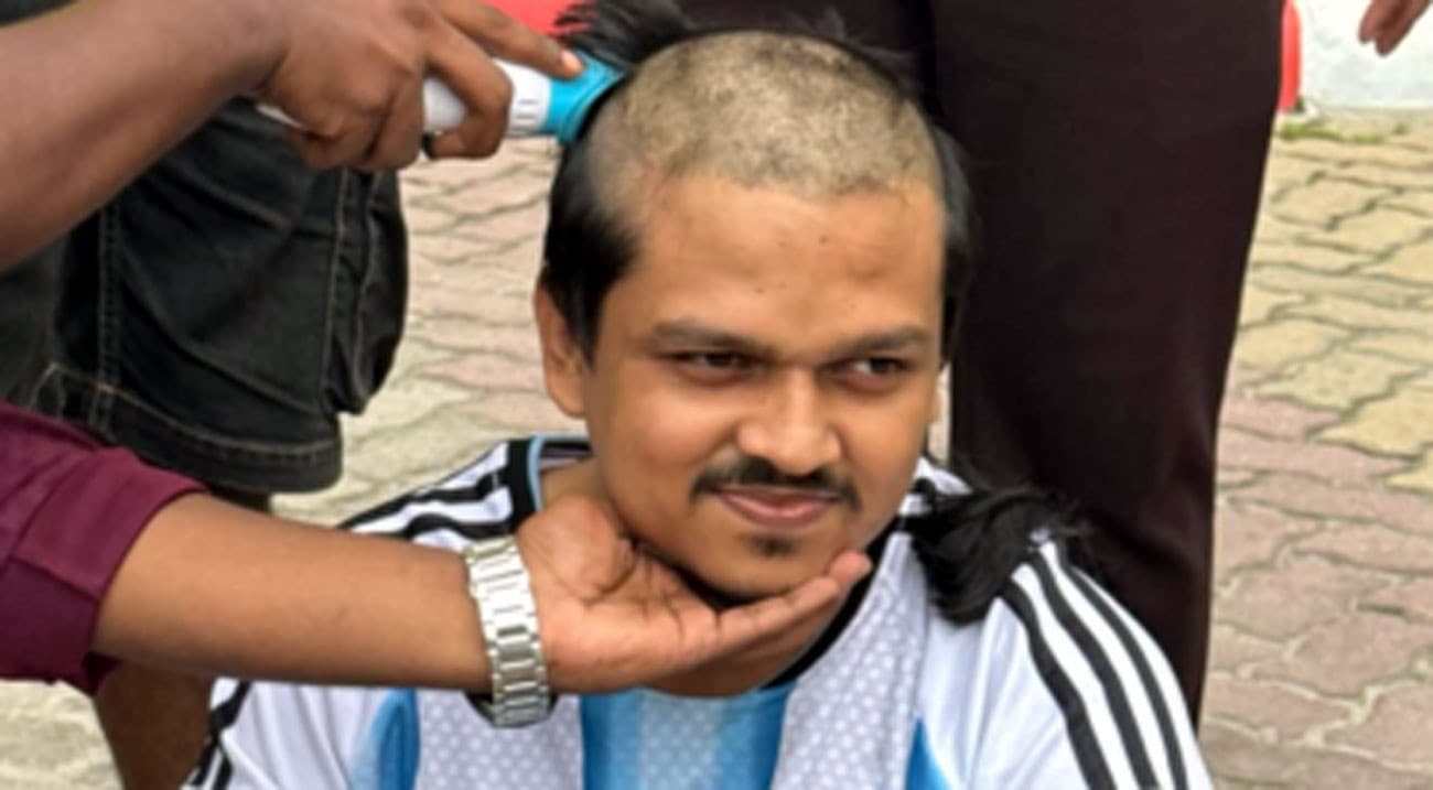 প্রতিশ্রুতি রক্ষার্থে ব্রাজিলের জয়ে মাথা ন্যাড়া করলেন আর্জেন্টিনা সমর্থক