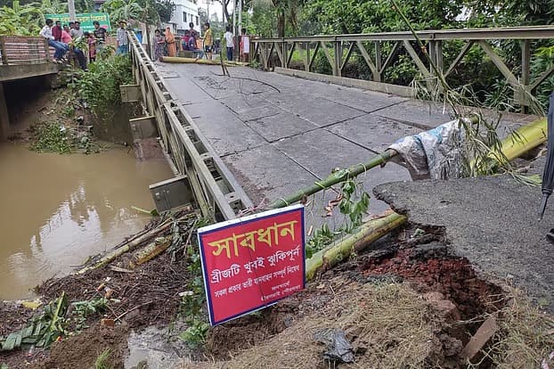 মিরসরাইয়ে পাহাড়ি ঢলের তোড়ে বেইলি সেতু ধসে পড়েছে, যান চলাচল বন্ধ