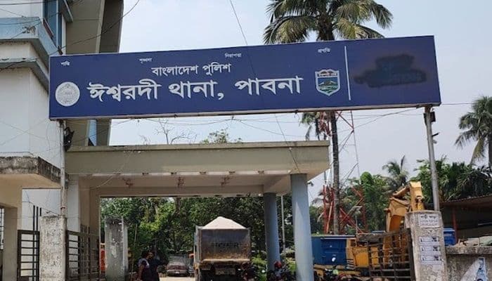 ঈশ্বরদীতে শিশুকে রক্ষা করতে গিয়ে বিপরীতমুখী ট্রাকের চাপায় নিহত ২