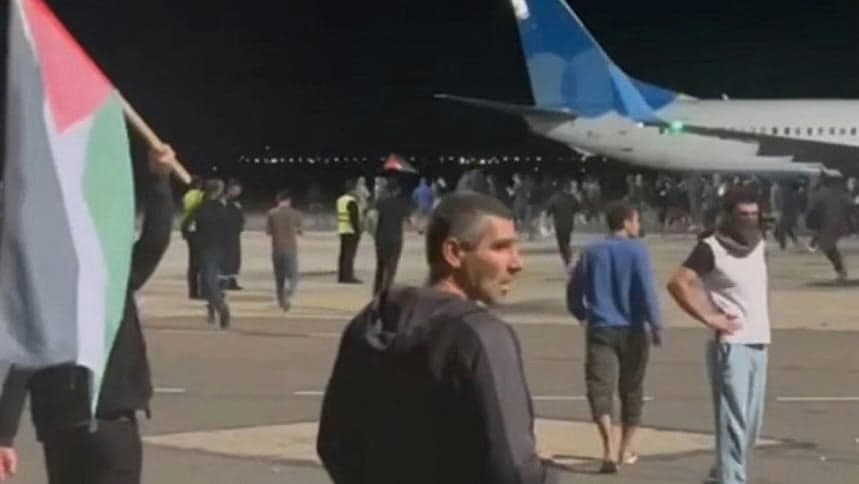 রাশিয়ার বিমানবন্দরে ইসরায়েল বিরোধী জনতার বিক্ষোভ