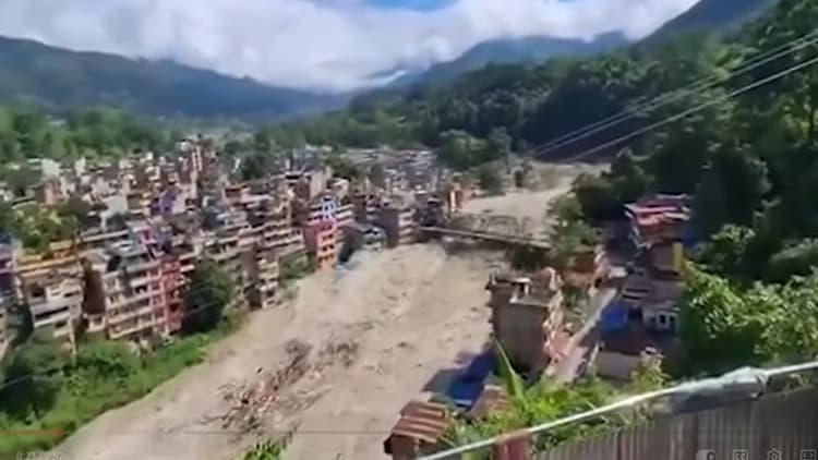 নেপালে ভয়াবহ বন্যায় নিখোঁজ প্রায় ৪০০ পর্যটক