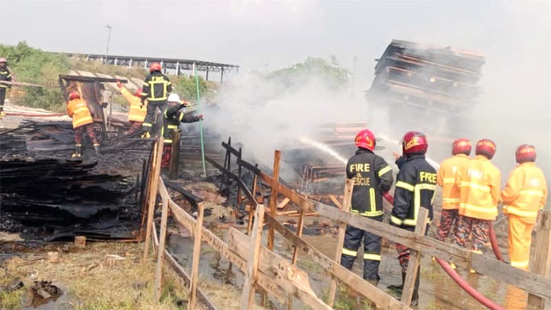 রূপপুর পারমাণবিক বিদ্যুৎকেন্দ্রে কাঠের স্তূপে আগুন