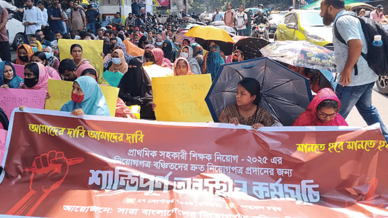 প্রাথমিকের শিক্ষক নিয়োগে বঞ্চিতদের শাহবাগে অবস্থান