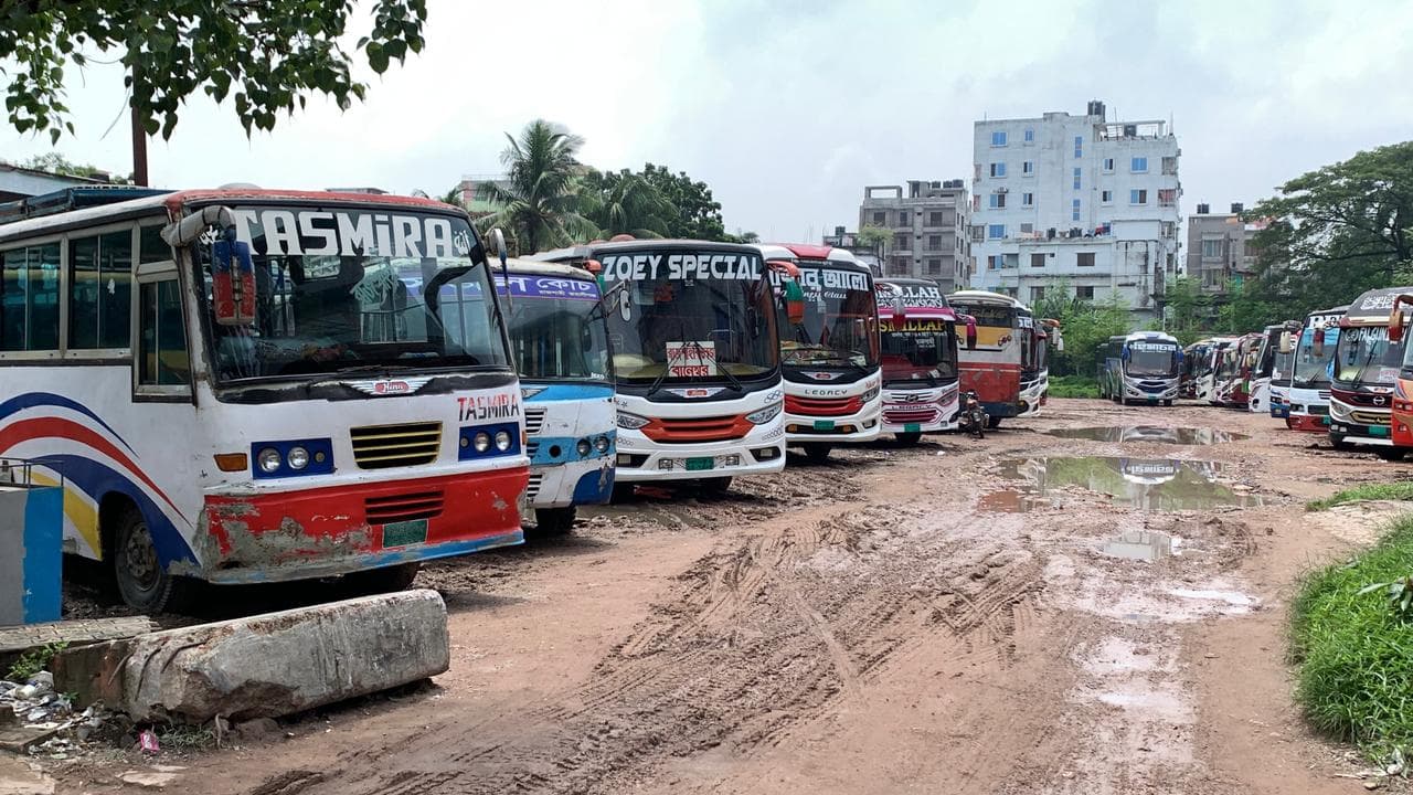 মালিক-শ্রমিকদের অভ্যন্তরীণ দ্বন্দ্বে রাজশাহী থেকে আন্তঃজেলা বাস চলাচল বন্ধ