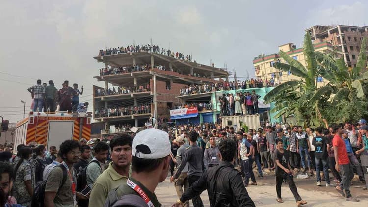 উৎসুক জনতার ভিড়ে ব্যাহত উদ্ধার কার্যক্রম