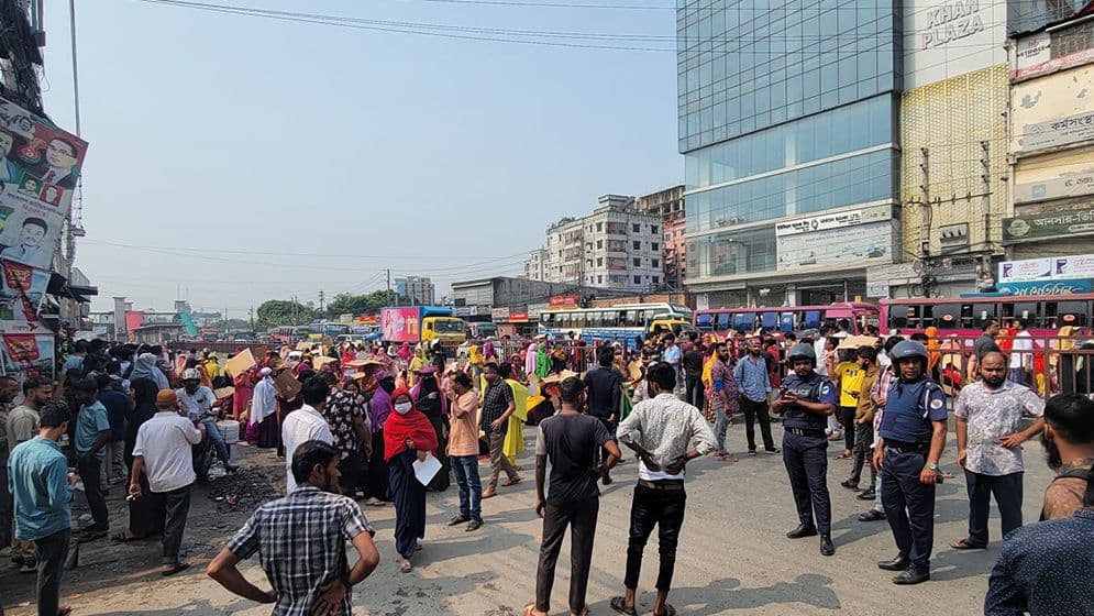 টঙ্গীতে বকেয়া বেতনের দাবিতে মহাসড়ক অবরোধ