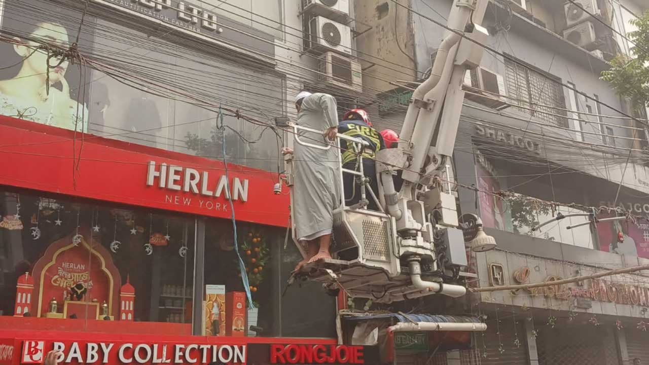 মিরপুরে বহতল ভবনের আগুন নিয়ন্ত্রণে