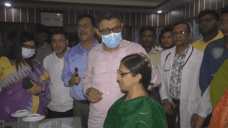 স্বাস্থ্যমন্ত্রীর আকস্মিক হাসপাতাল পরিদর্শন, অনুপস্থিতির দায়ে দুই চিকিৎসক বরখাস্ত
