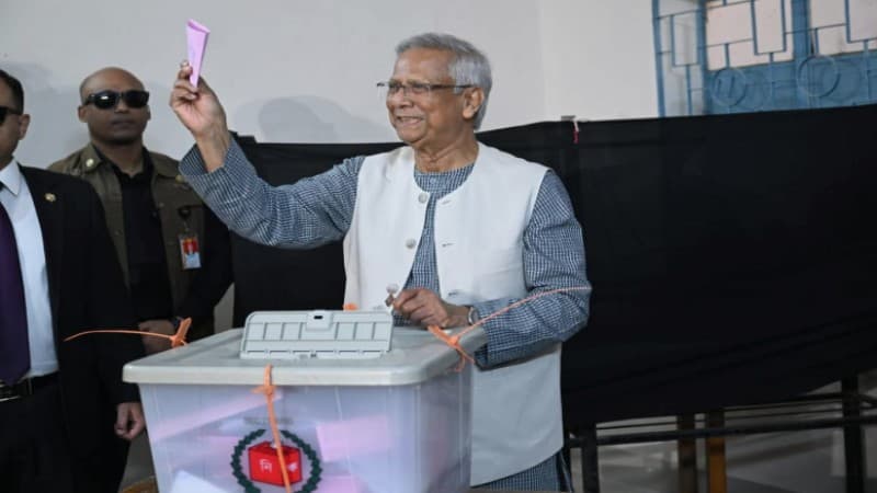 ভোট দিয়ে সবাইকে 'ঈদ মোবারক' জানালেন প্রধান উপদেষ্টা