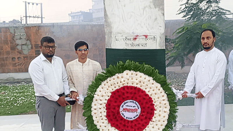 যশোরে মলিন বিজয়স্তম্ভে শ্রদ্ধাঞ্জলি, বঙ্গবন্ধুর নাম ঢেকে রাখায় ক্ষোভ