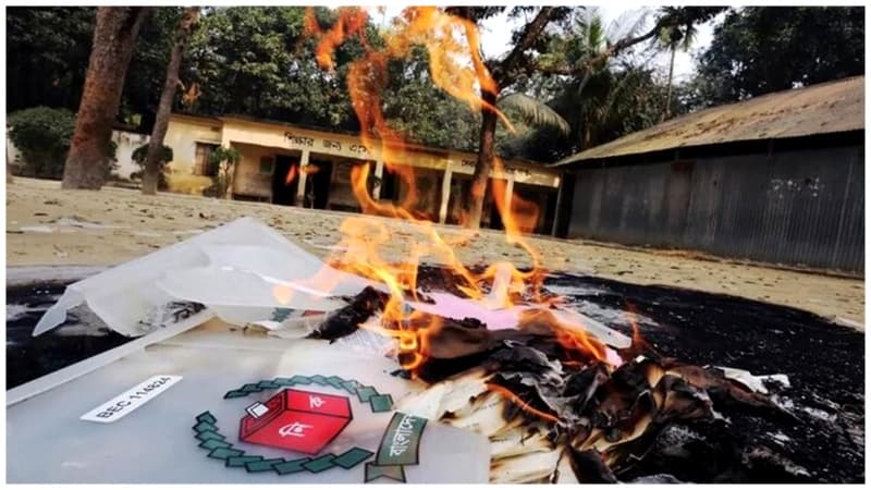ব্যালট বাক্সে আগুন, টাঙ্গাইলে এক কেন্দ্রের ভোটগ্রহণ স্থগিত