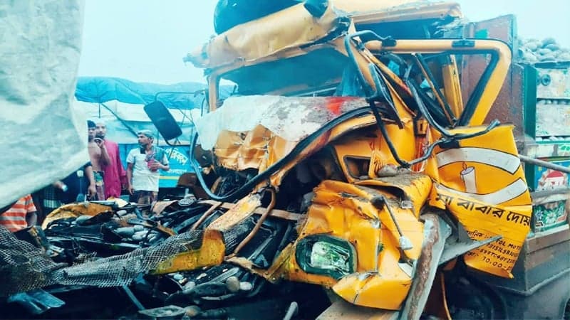 বগুড়ায় দাঁড়িয়ে থাকা ট্রাকে আরেক ট্রাকের ধাক্কা, নিহত ২