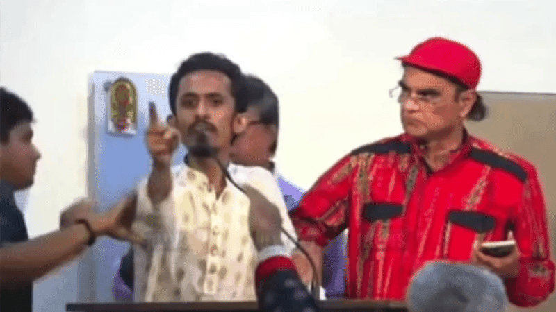 বাংলা একাডেমিতে জুলাই নিয়ে কবিতা পাঠে হট্টগোল, মঞ্চে বাধার মুখে মোহন রায়হান