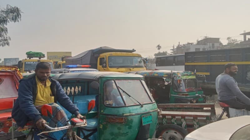 বগুড়ায় শিক্ষার্থীদের অবরোধের কবলে লাশবাহী অ্যাম্বুলেন্স, চরম ভোগান্তি